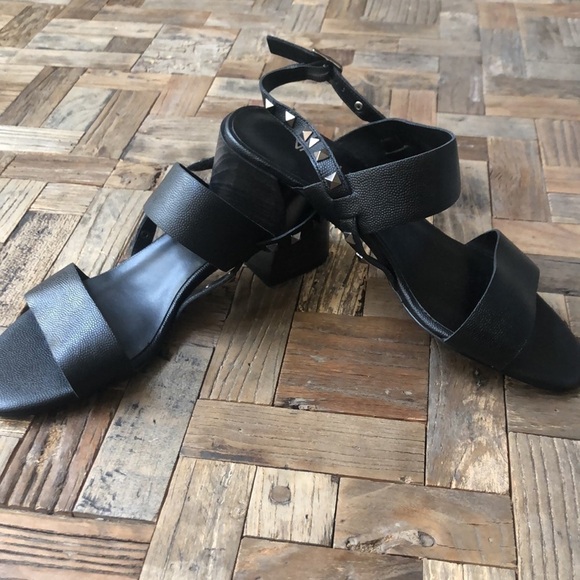 Vaneli Chimba Black Leather Sandals - Picture 10 of 10